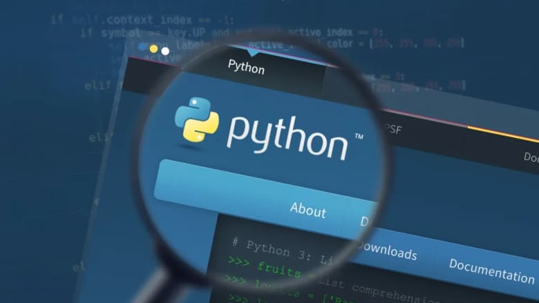 Aprender Python desde cero: Curso de Programación Rápida 1 Interfaz de código Python en una laptop con el curso de Udemy de fondo