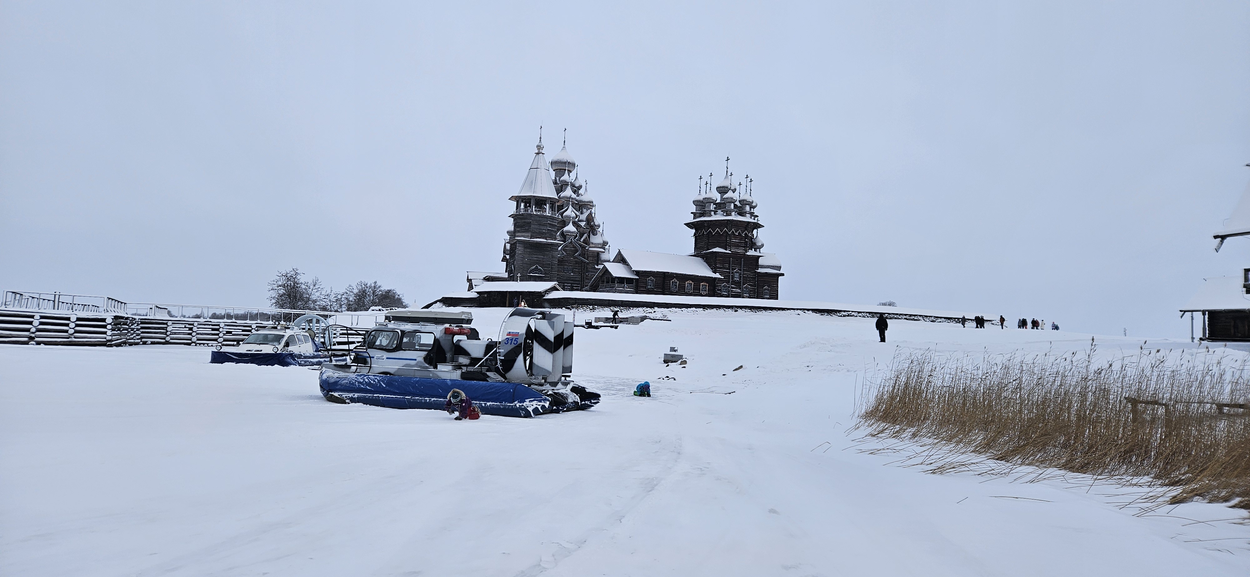 На Кижи из Петрозаводска зимой одним днем: как проходит поездка по льду Онего на Хивусе
