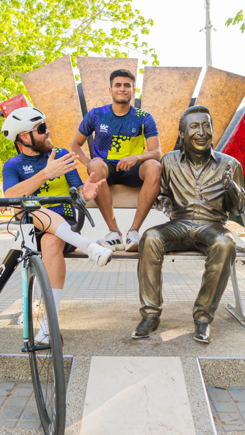 Corredor y ciclista durante la Travesía Ruta del Cacique