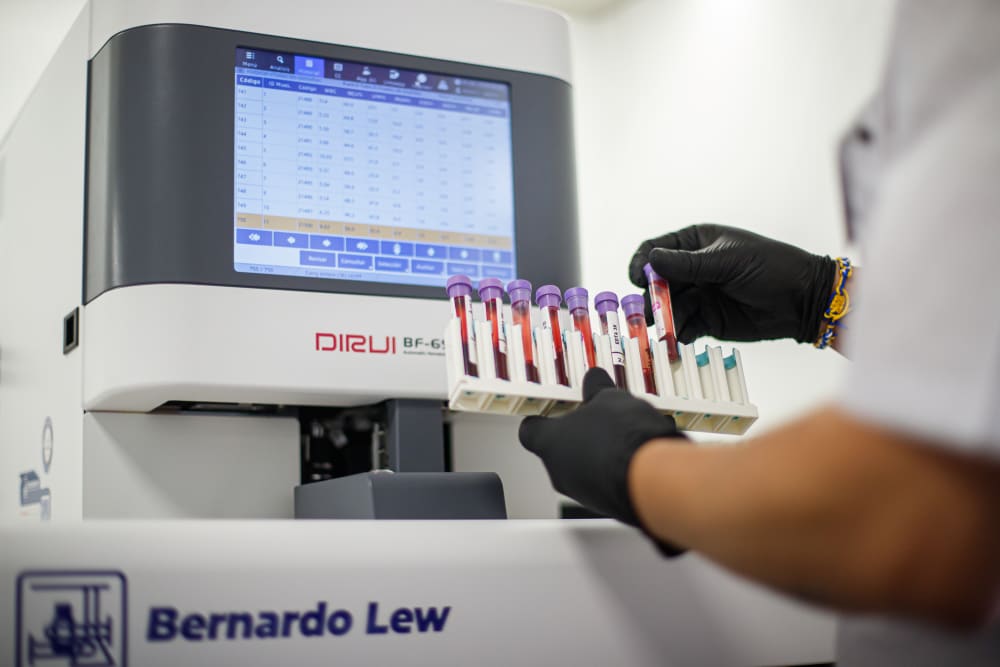 Analizador hematológico procesando muestras de sangre en ByB Laboratorio, con servicio en Villa Ciudad de América