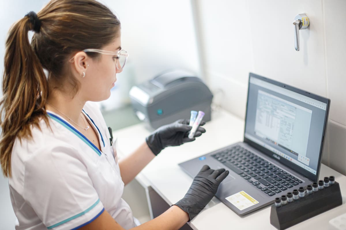 Bioquímica de ByB Laboratorio procesando muestras de análisis clínicos en Alta Gracia