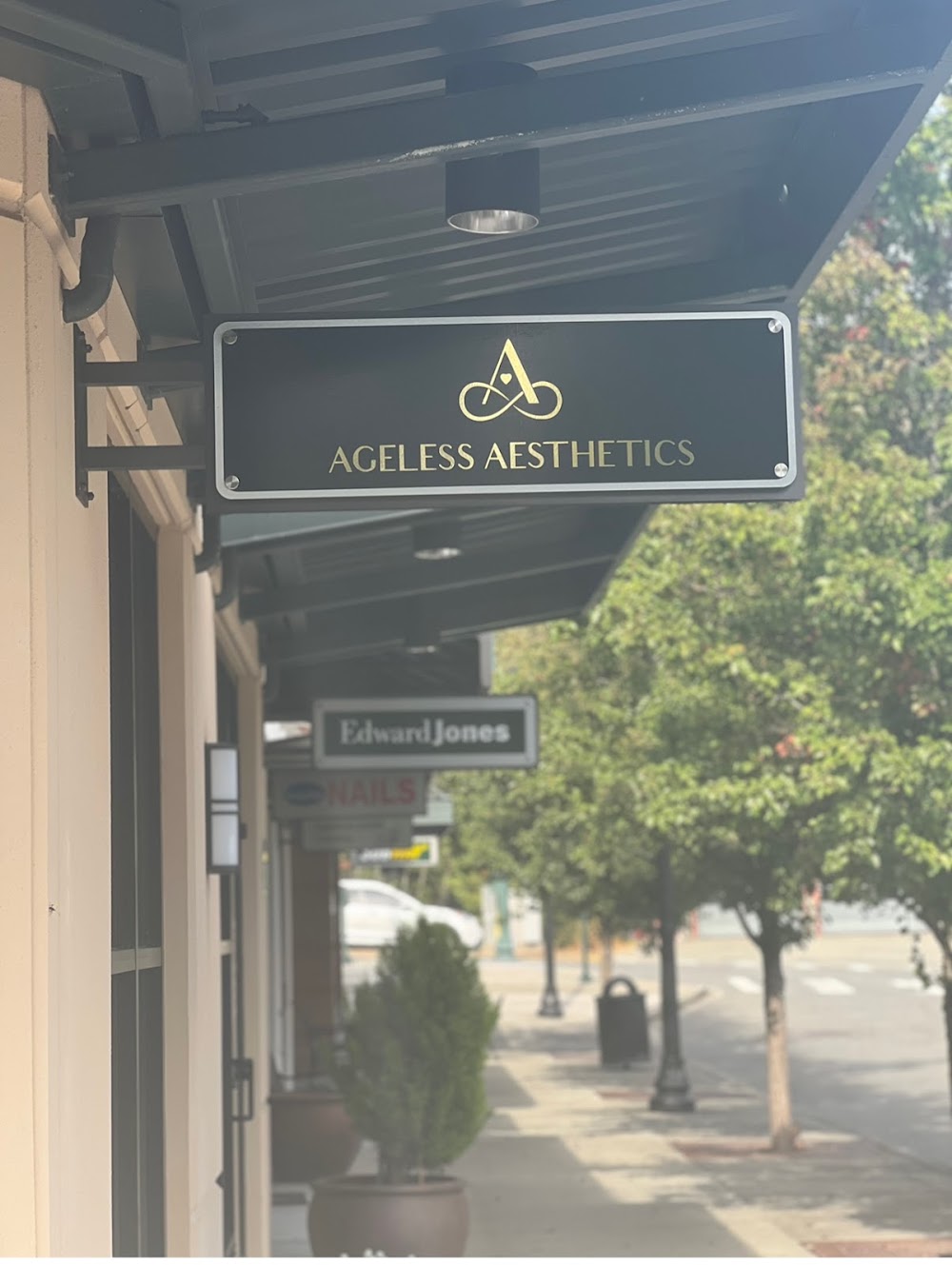 Ageless Aesthetics Luxury MedSpa - Dr. Lisa McCoy