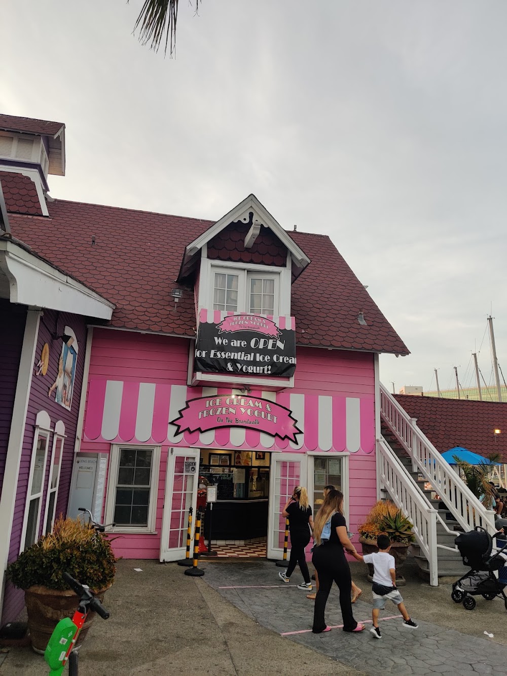 Ice Cream & Frozen Yogurt On The Boardwalk