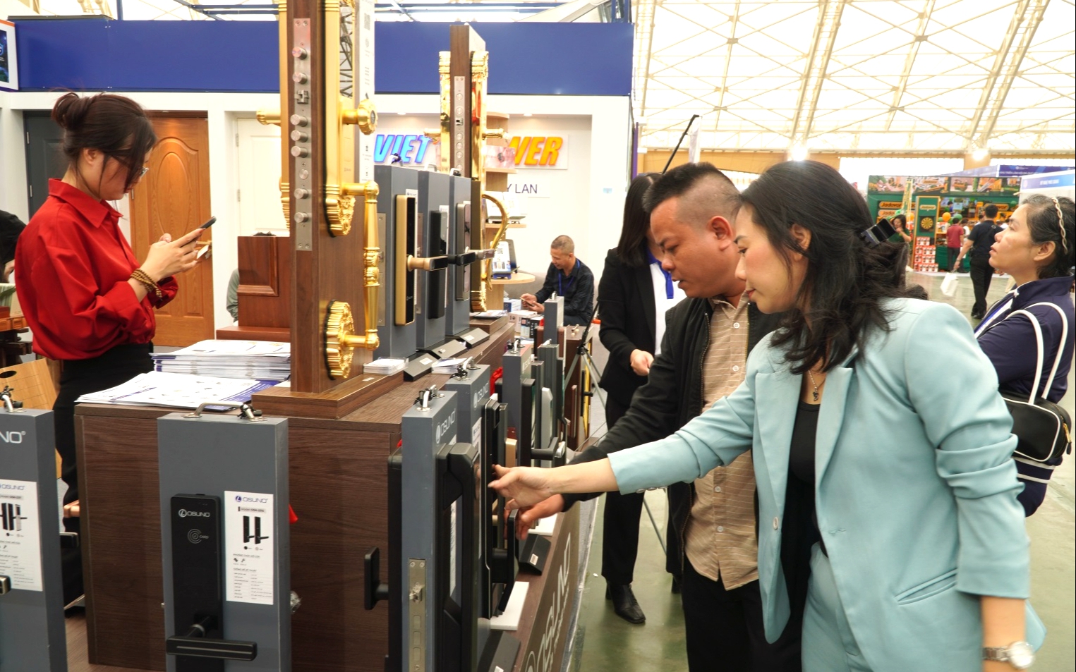 Giải pháp ánh sáng cho nhà phố chật hẹp- Ảnh 5. Lựa chọn khóa cửa thông minh: Chú trọng yếu tố bảo mật và dịch vụ hậu mãi