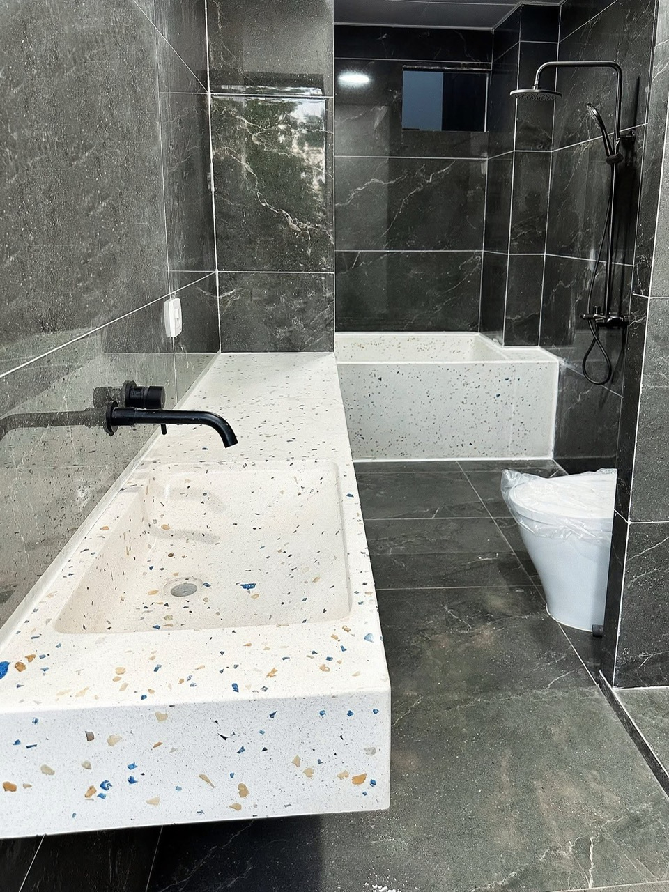 Cách thiết kế phòng tắm cho gia đình nhiều thế hệ - Ảnh 2.