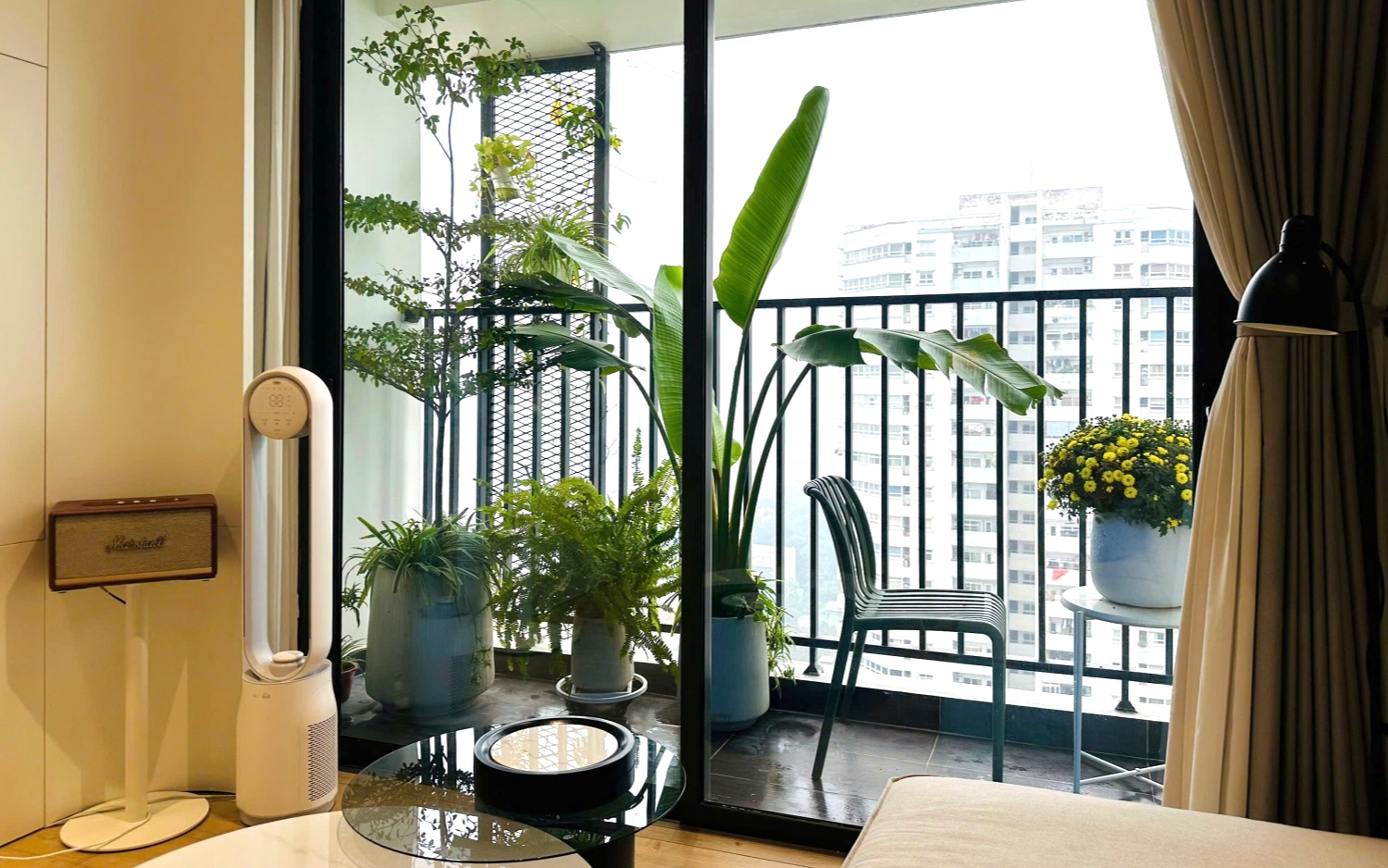 Hóa giải không gian chật hẹp bằng nội thất thông minh- Ảnh 3. Giải pháp ít tốn kém giúp hạn chế tiếng ồn ở đô thị