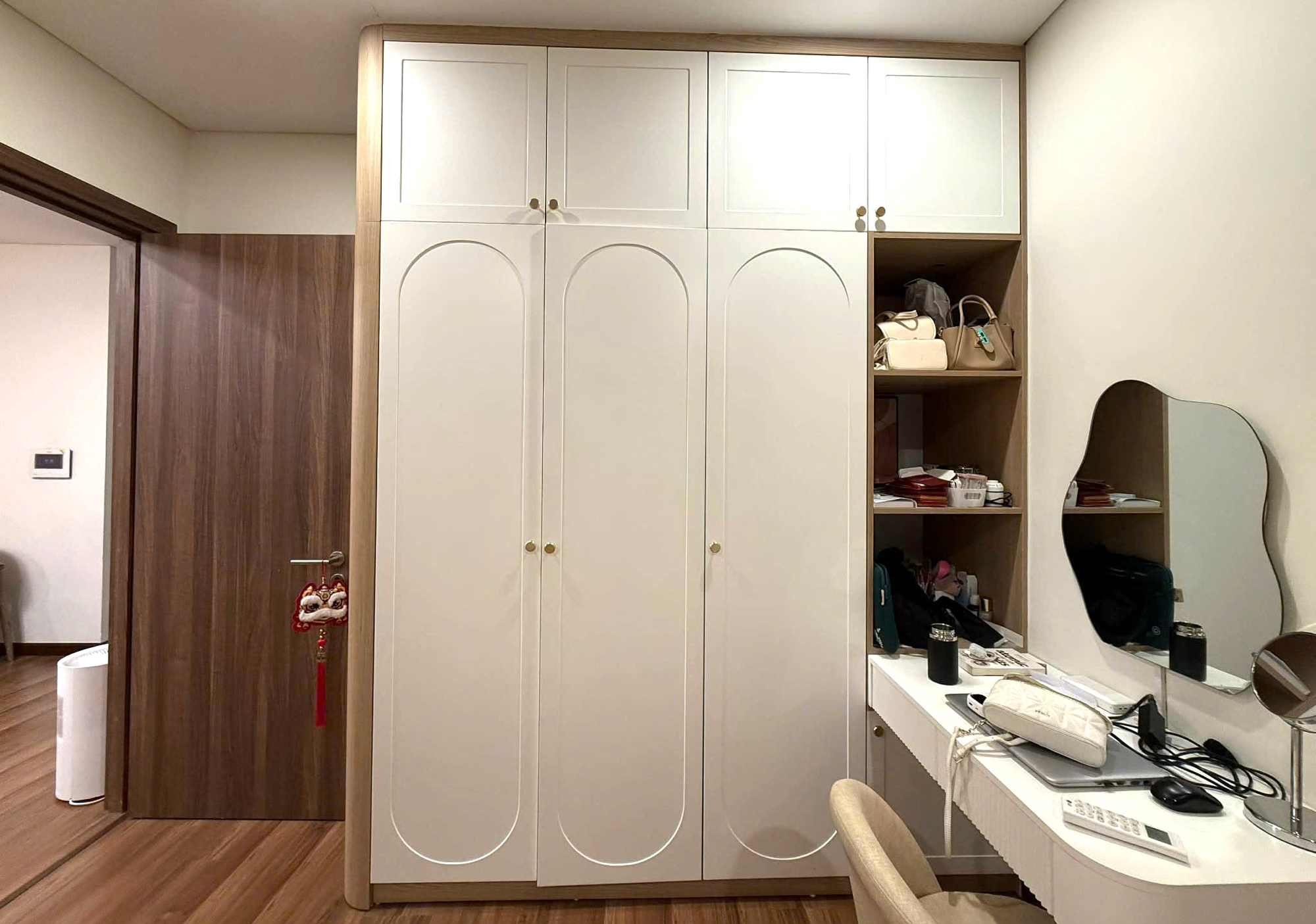 Tủ âm tường - Giải pháp tối ưu diện tích, nâng tầm thẩm mỹ phòng ngủ- Ảnh 2.