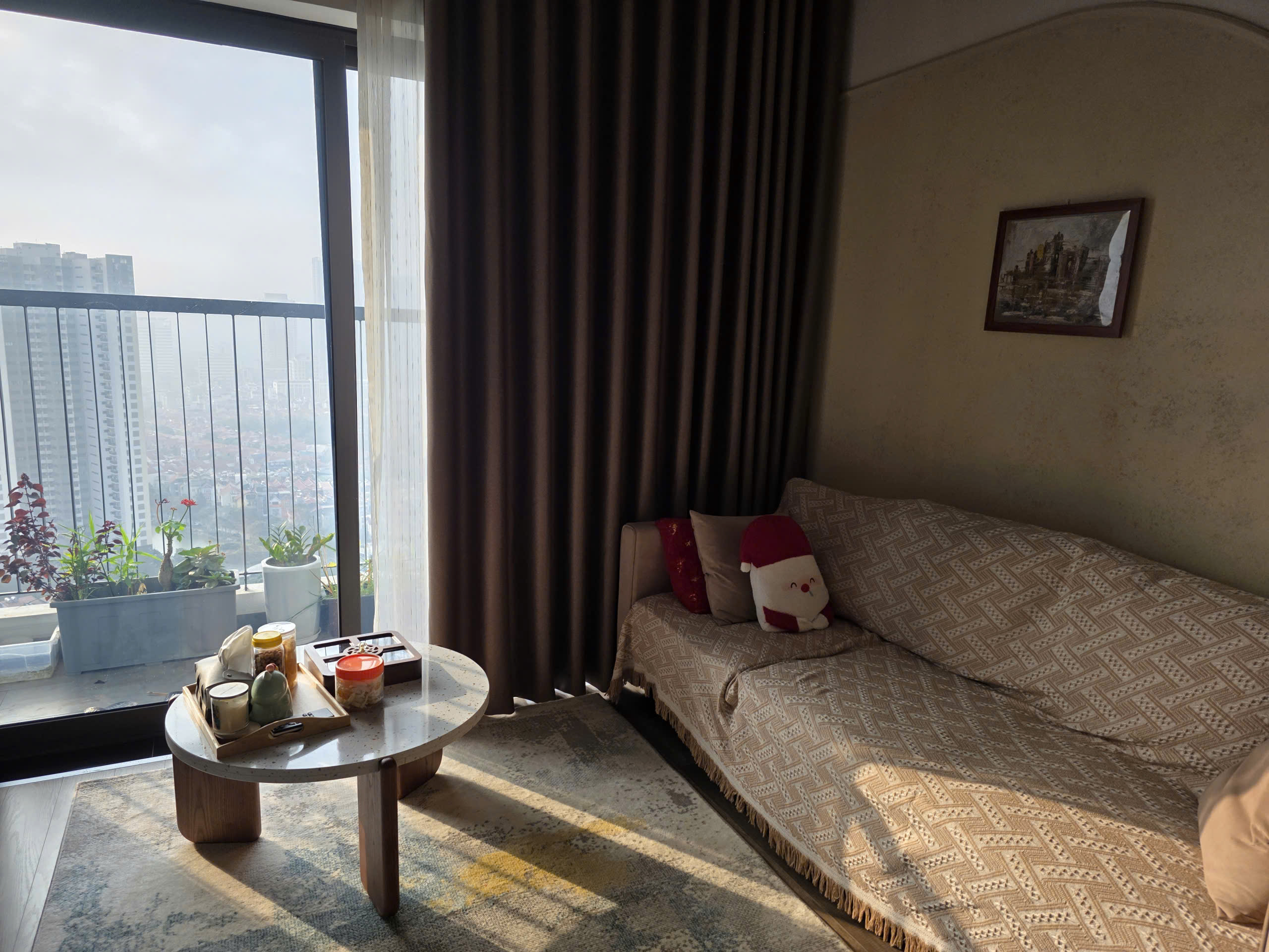 Phòng ngủ gần đường, thiết kế và sử dụng vật liệu cách âm sao cho đúng?- Ảnh 1.