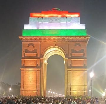 india gate night view in Delhi