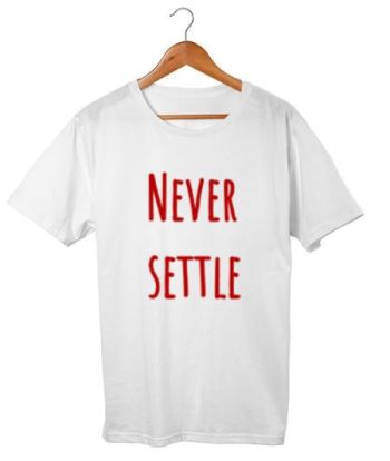 Never settle Classic T-Shirt