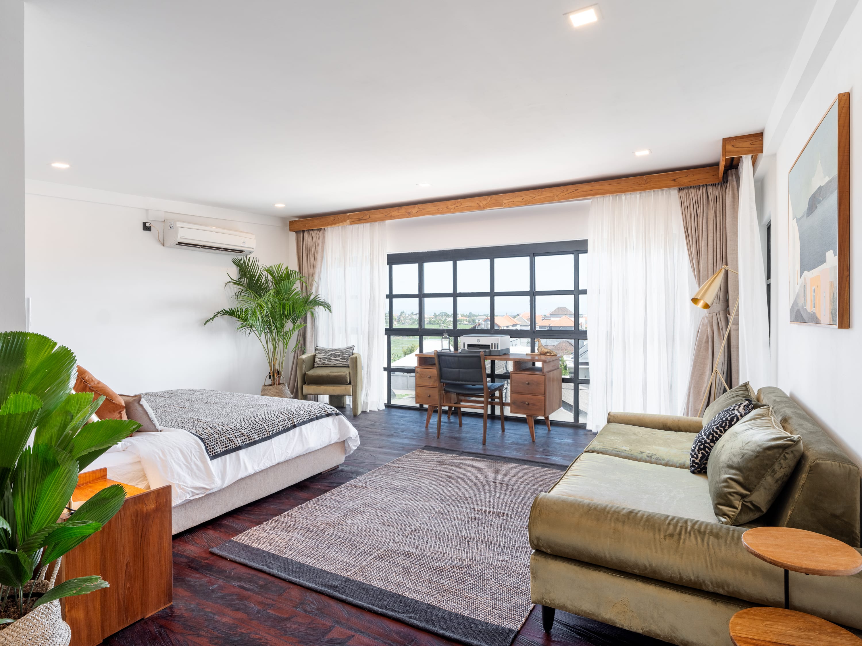 Luxury Penthouse — photo 2