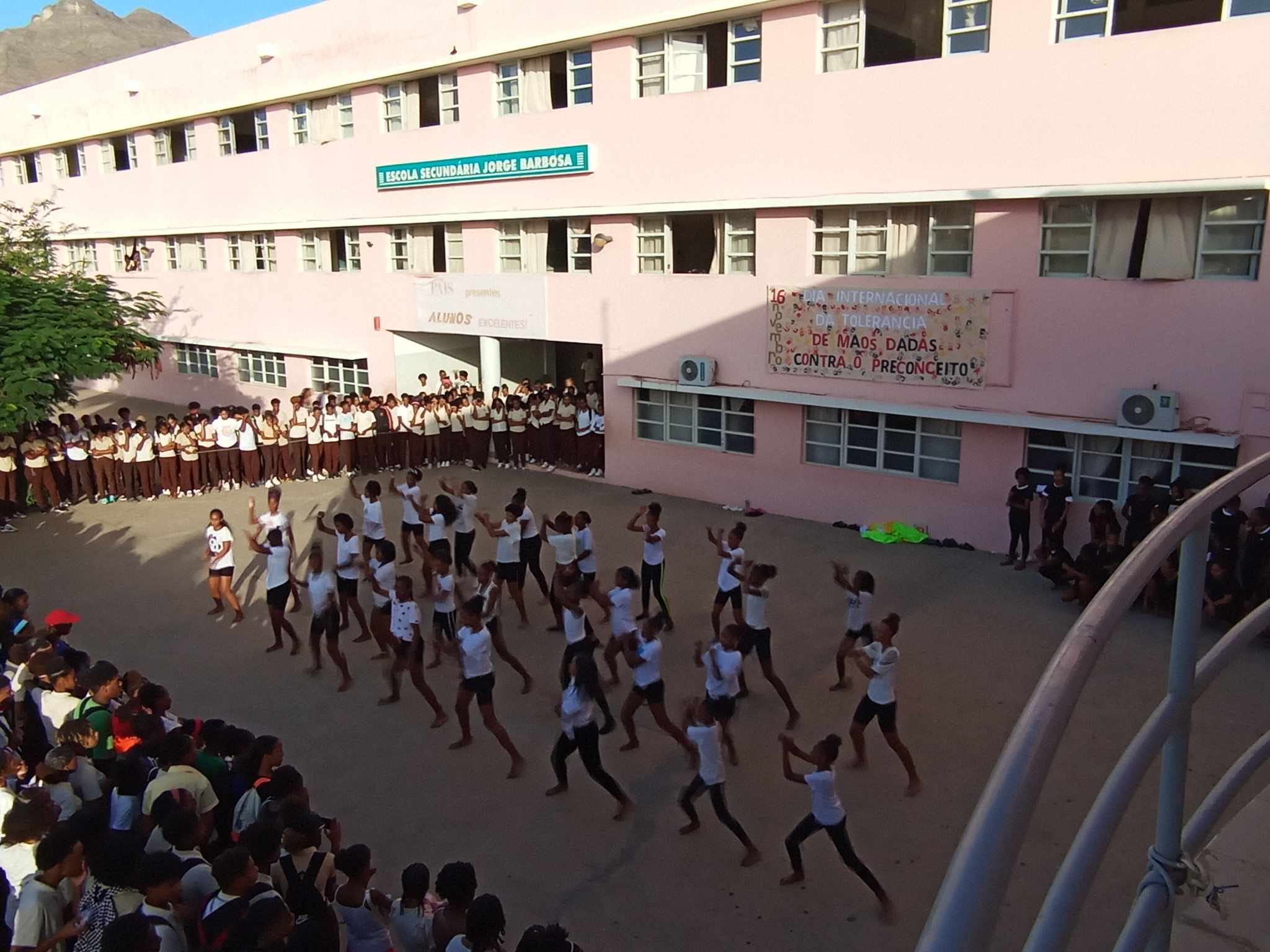 Alunos no pátio da escola