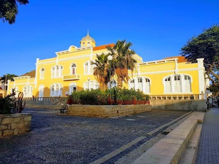Prédio histórico amarelo