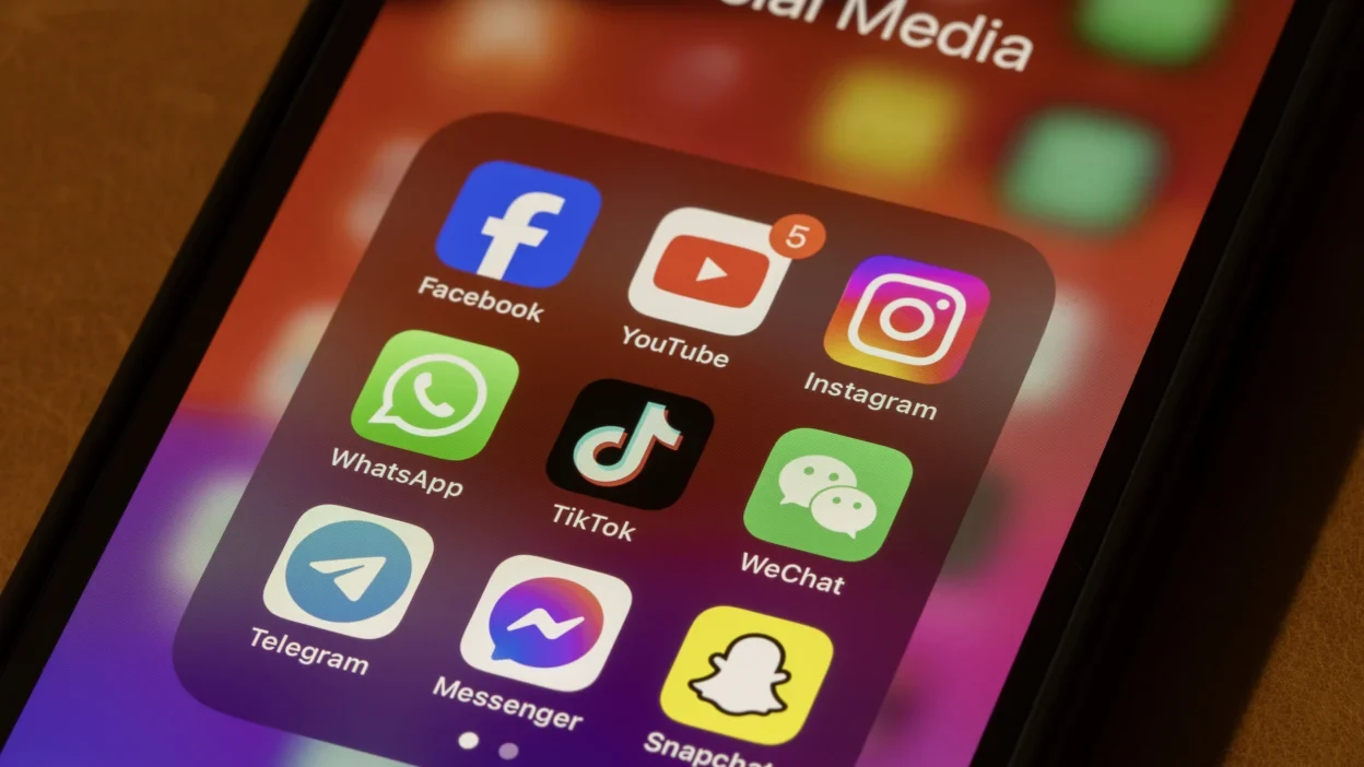 UK Social Media Ban for Under-16s: What the Spring 2027 Law Means for Parents and Teens
