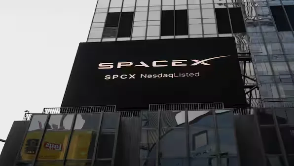 What SpaceX Actually Does, and Why Investors Believe in the Long Game