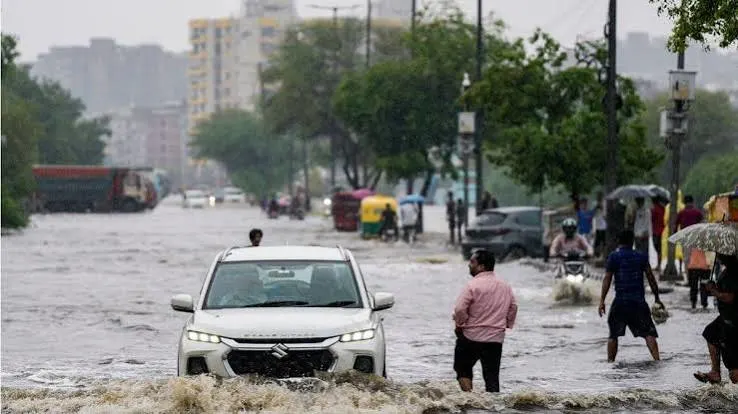 Delhi Rain Alert Today: IMD Red Alert as Monsoon Waterlogging Disrupts Traffic