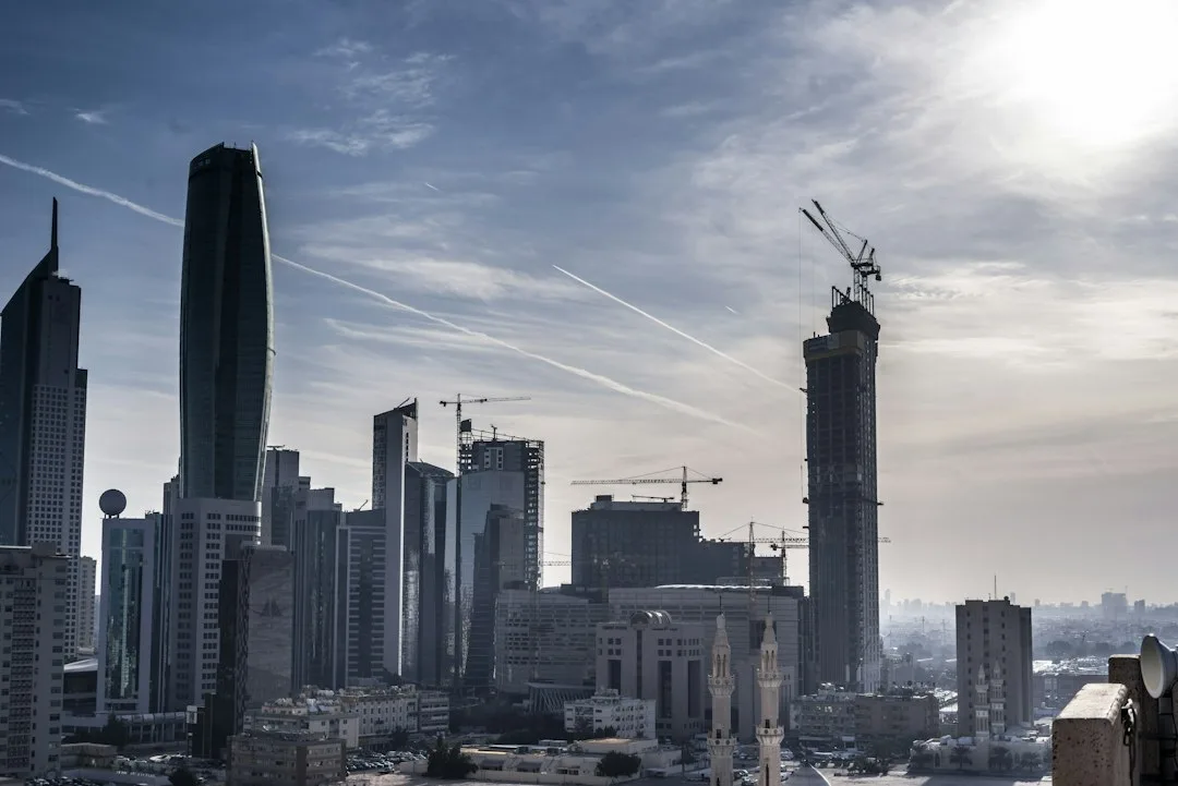 فرص العمل في الكويت 2026: القطاعات الأكثر طلباً وشروط استقطاب الكفاءات المهنية