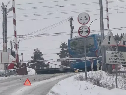 Оторвалось колесо! Поезд чуть не снес автобус в Нижегородской области