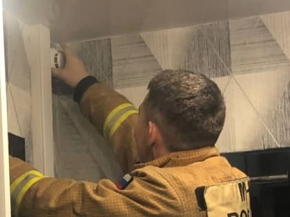 Более 50 пожарных извещателей бесплатно установили в квартирах многодетных и малообеспеченных семей Московского района в январе