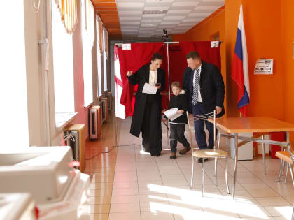 Алексей Антонов пришел на избирательный участок с семьей