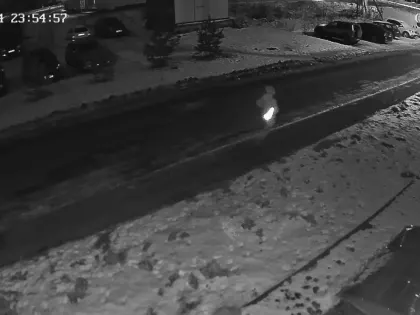 «Заглядывает в окна и снимает детей». Странный мужчина напугал нижегородцев