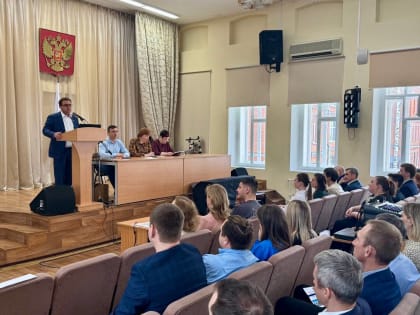 Депутат Рустам Досаев принял участие в профориентационной встрече с лицеистами