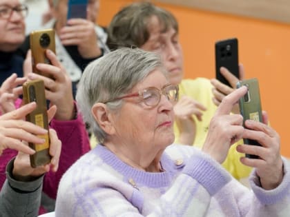 В нижегородских соседских центрах горожан серебряного возраста знакомят с возможностями искусственного интеллекта