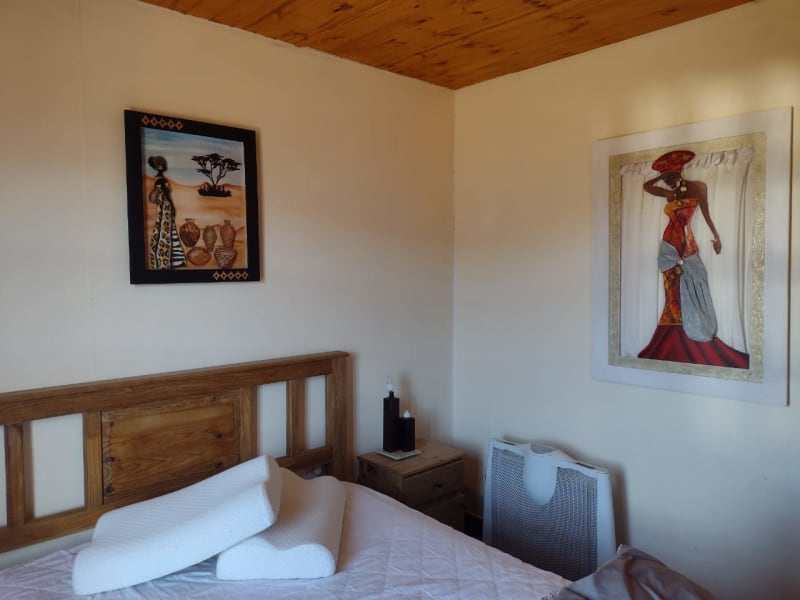 Cama matrimonial con respaldo de madera maciza, almohadas ergonómicas y mesas de noche