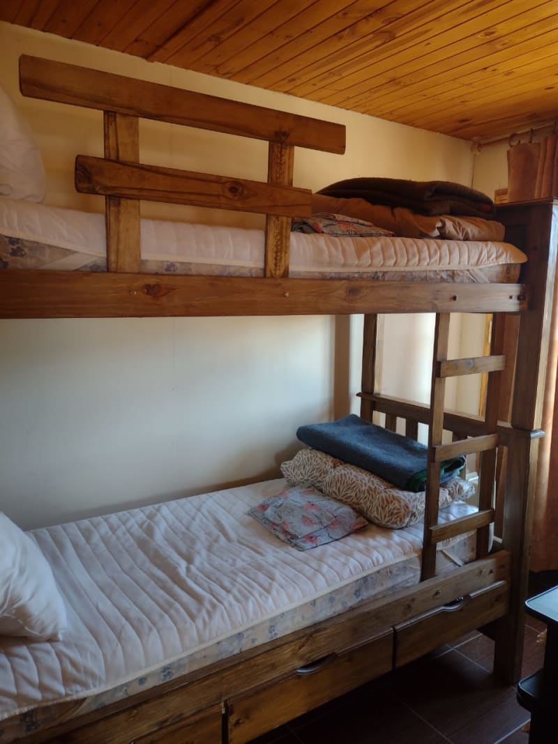 Camas cuchetas de madera maciza con baranda de seguridad y cajonera inferior para equipaje