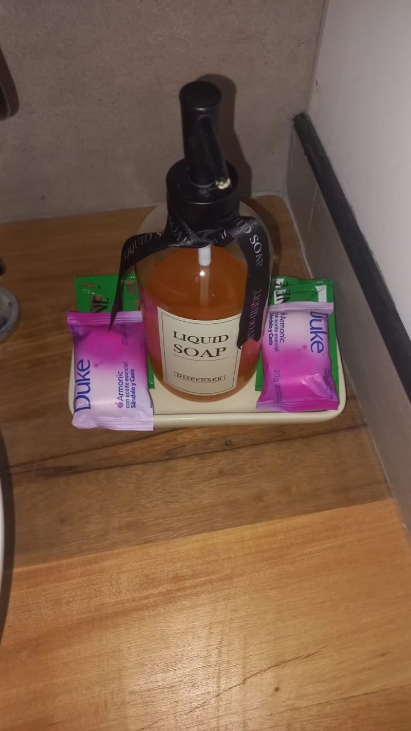 Bandeja de cortesía en el baño con dispenser de jabón líquido y jabones aromáticos individuales
