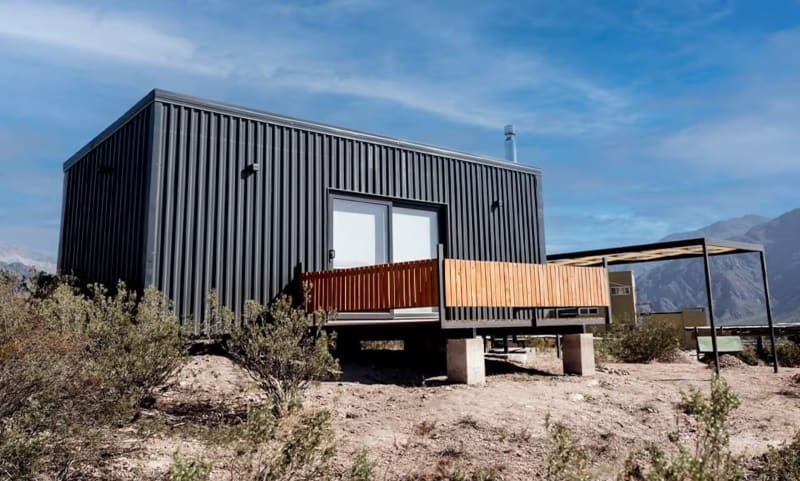 Fachada contemporánea de Cabaña Módulo 1 con deck privado y vista a la montaña
