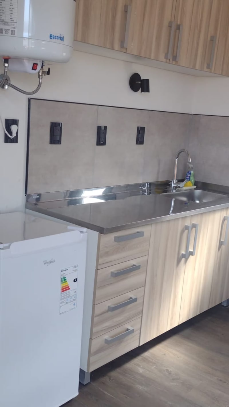 Mueble bajo mesada con cajones organizadores, frigobar y grifería monocomando