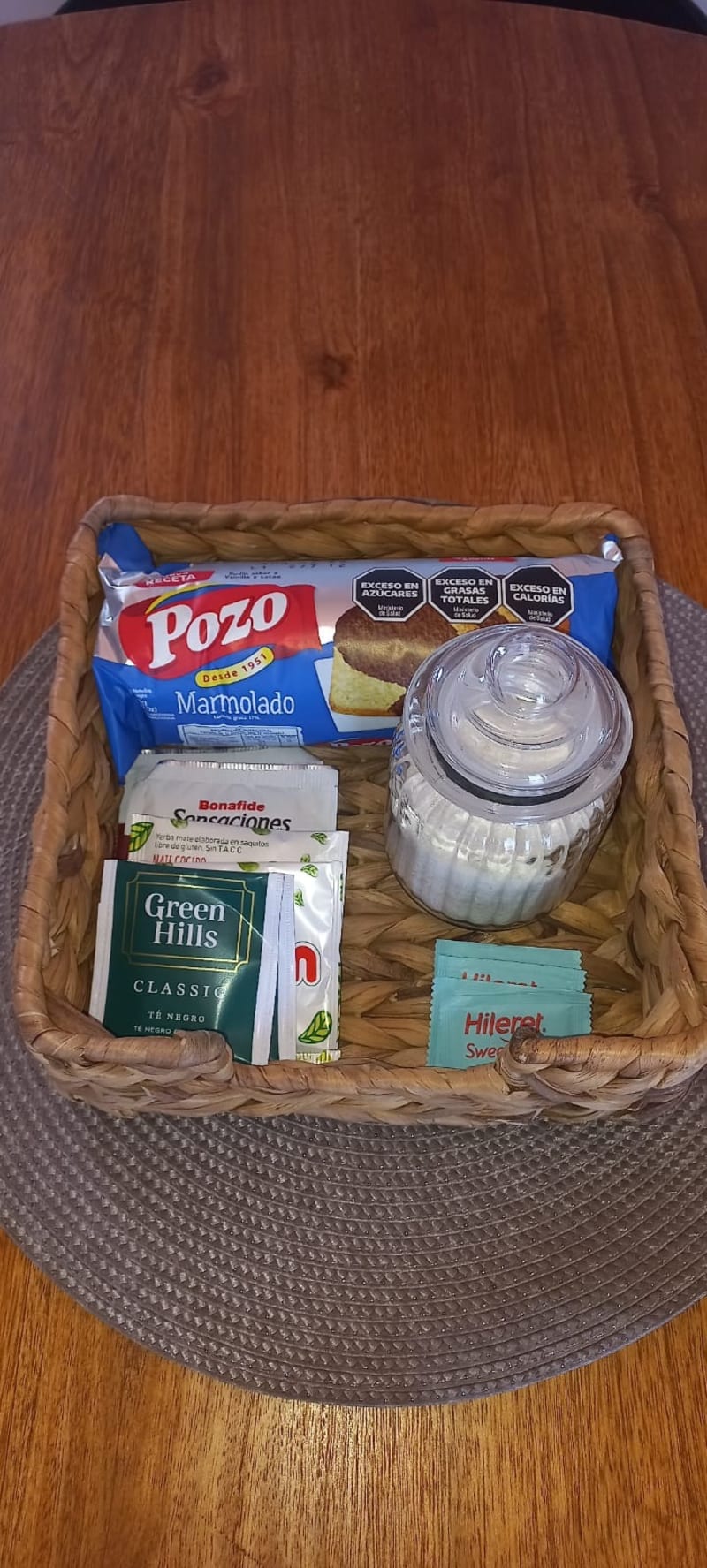 Canasta artesanal de bienvenida con budín, frasco de azúcar, té, mate cocido y edulcorantes