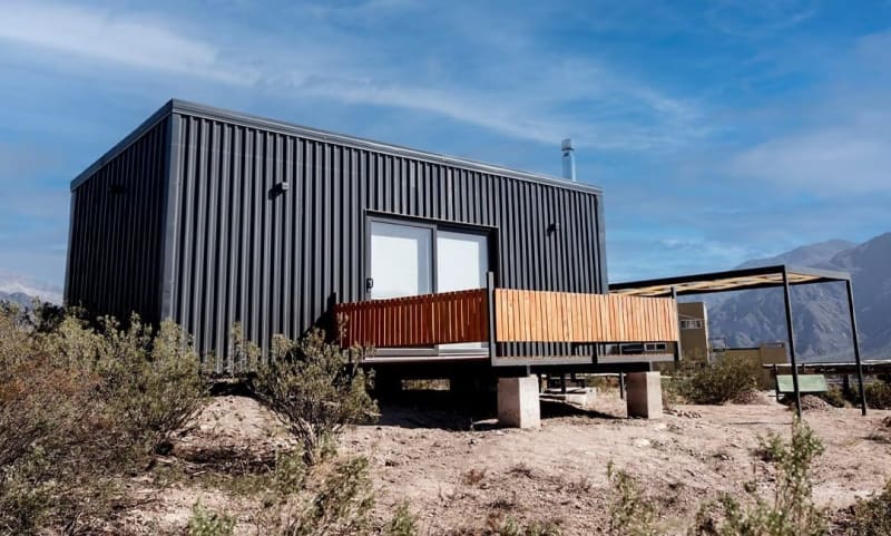 Fachada contemporánea de Cabaña Módulo 2 con deck privado y vista a la montaña