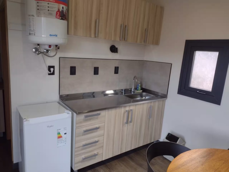 Muebles de cocina completos con bajomesada, alacena, mesada de acero, bacha, frigobar y termotanque