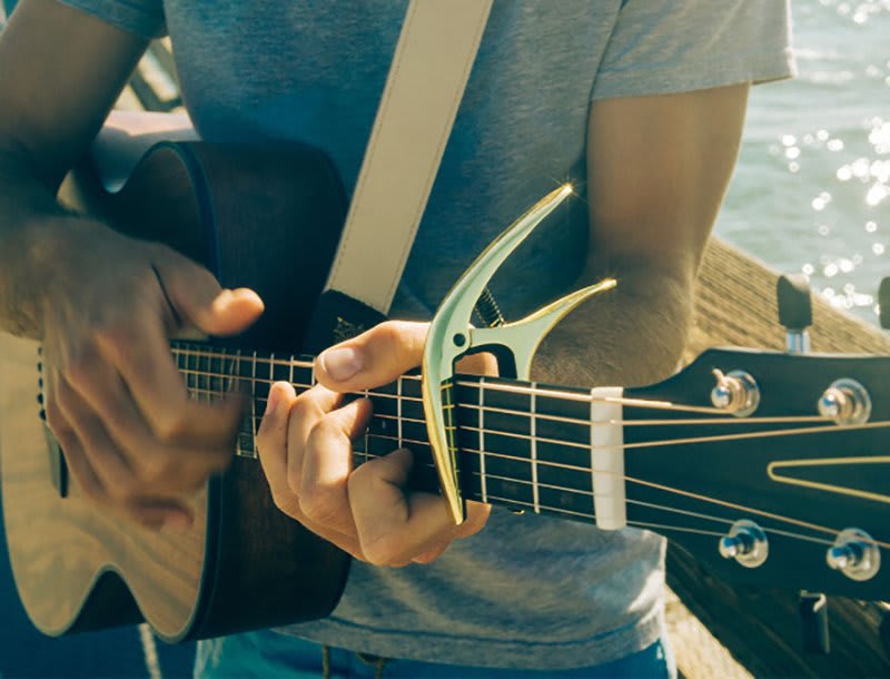 ERNIE BALL (9607) AXIS DUAL RADIUS CAPO BLUE STEEL