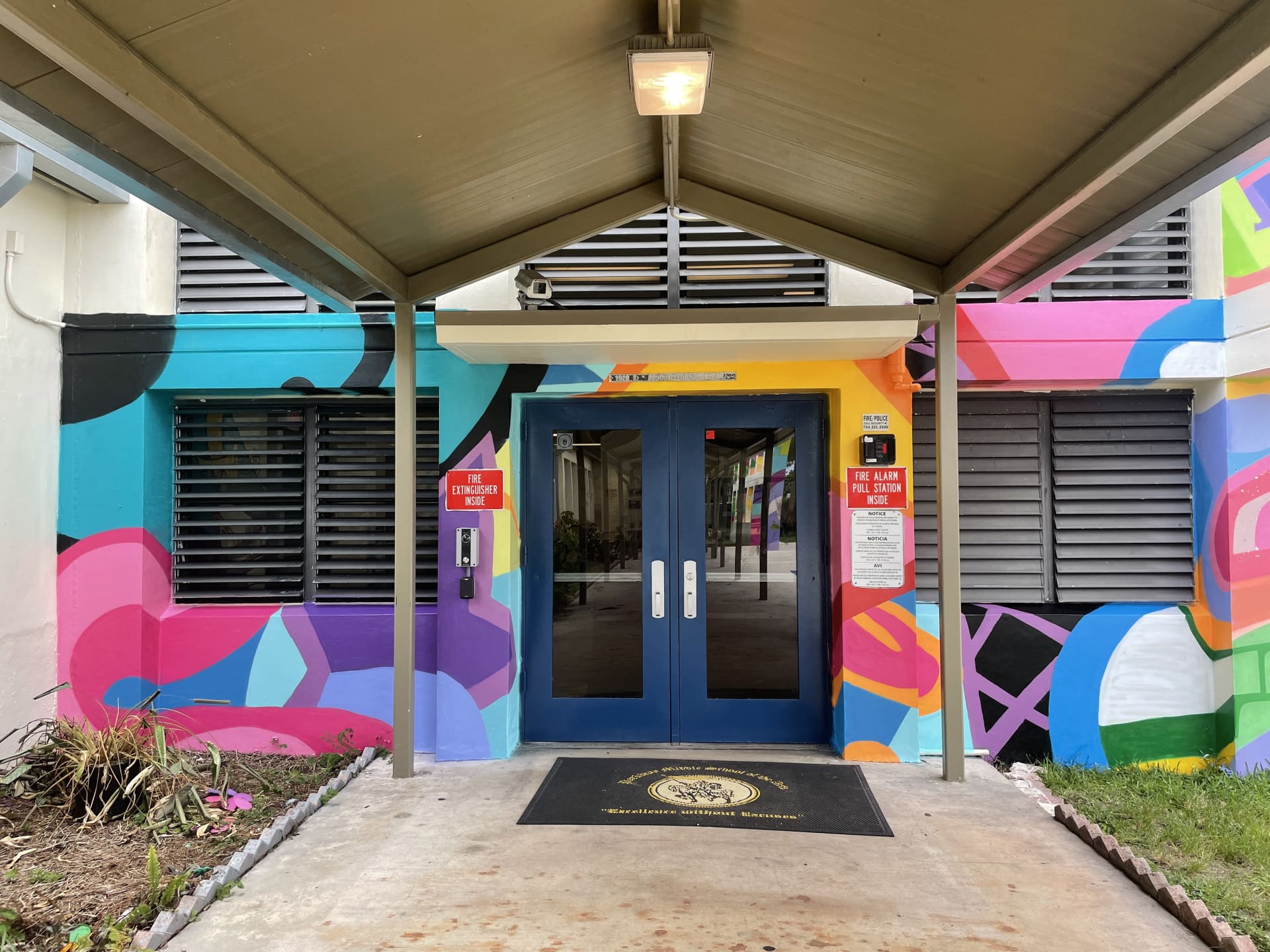 Vibrant Pathways of Colorful Connection