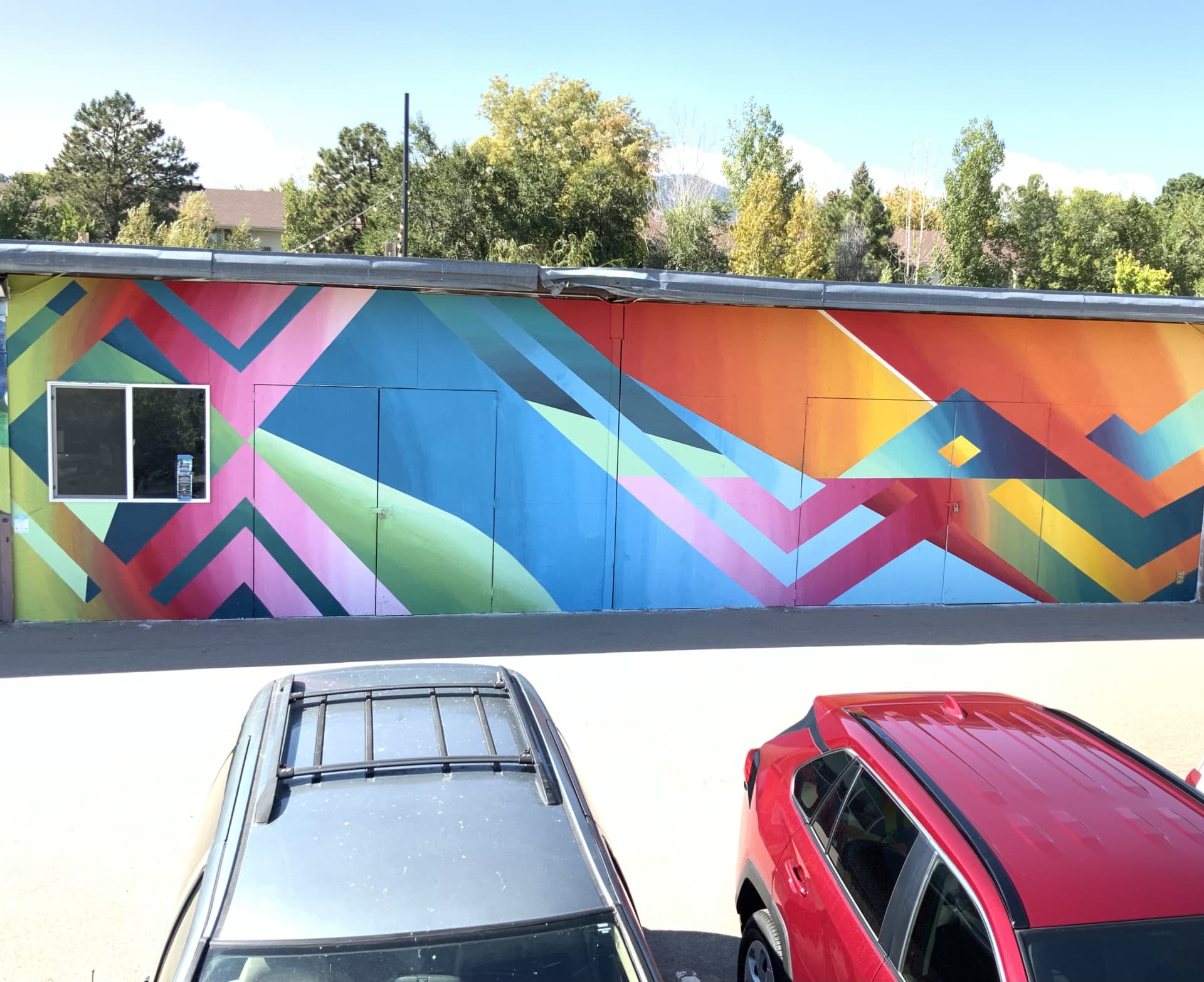 Vibrant Echoes of Colorful Geometry