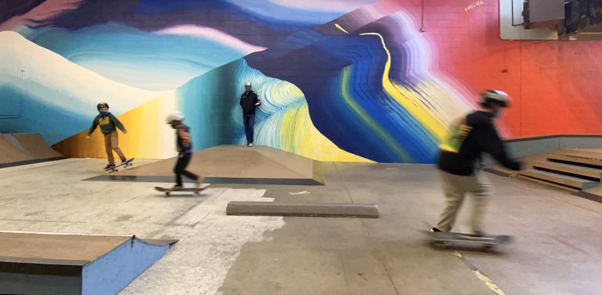 Vibrant Currents of Motion and Color