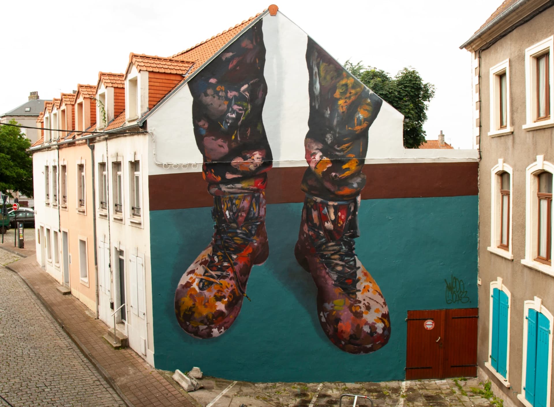 How much can you learn about a person by looking at their shoes? by Wedo Goás