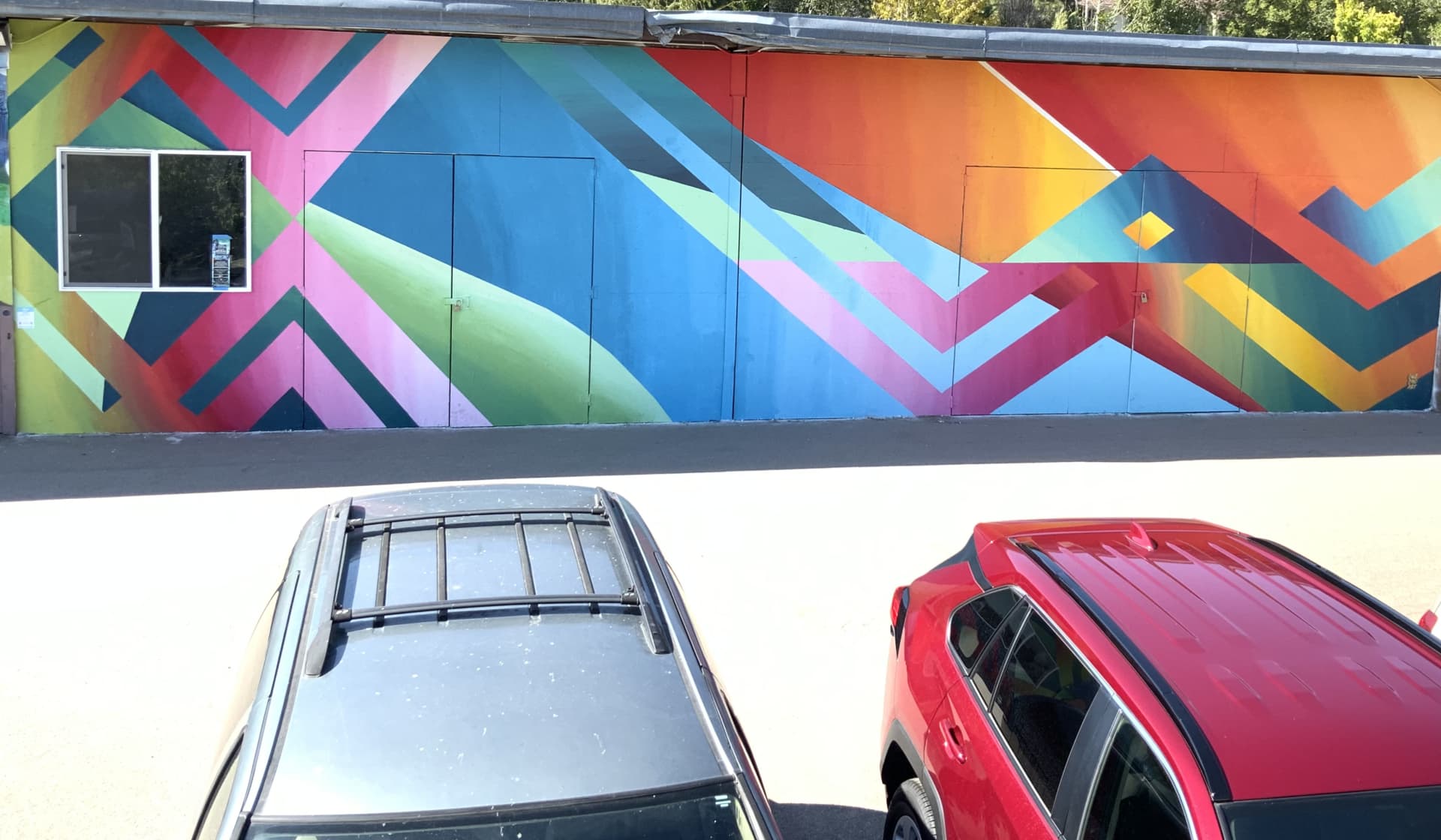 Vibrant Echoes of Colorful Geometry