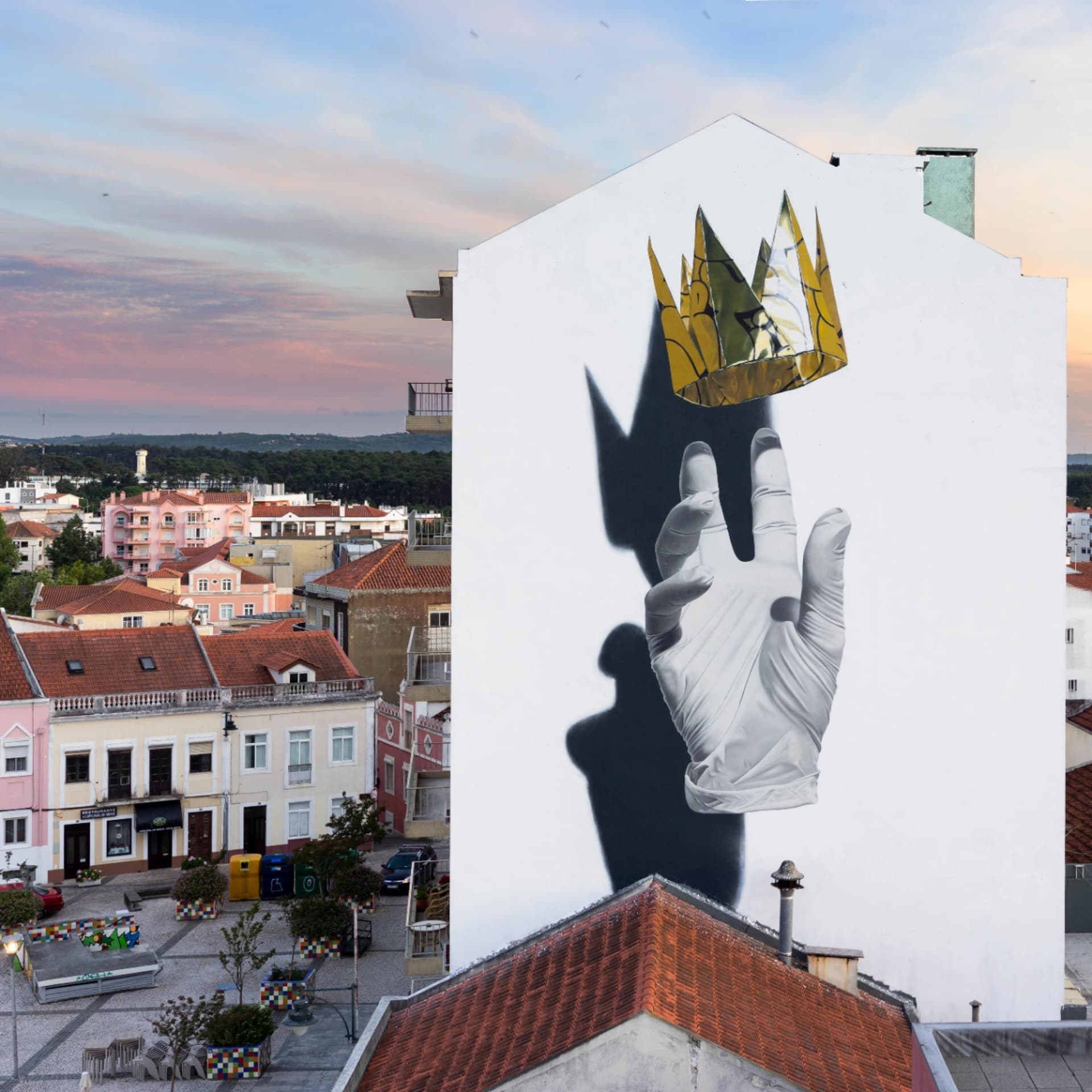 Glove x Golden Paper Crown I detail