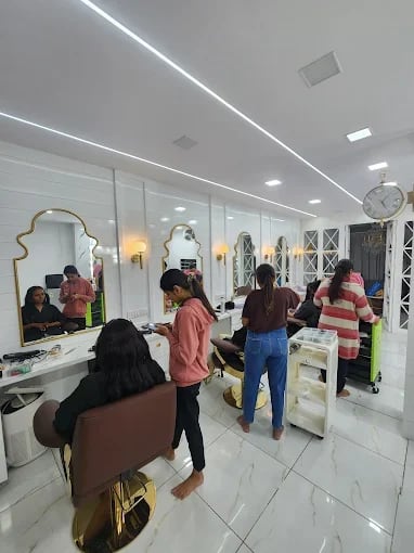 Rich & Royal Makeup & Hair Salon 5