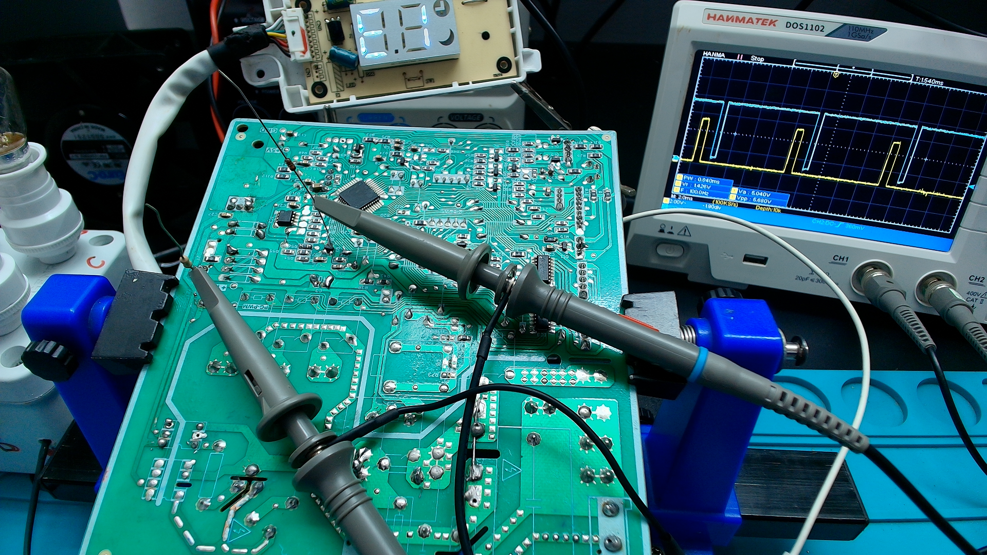 Trabajo técnico sobre componentes y memoria electrónica en una placa