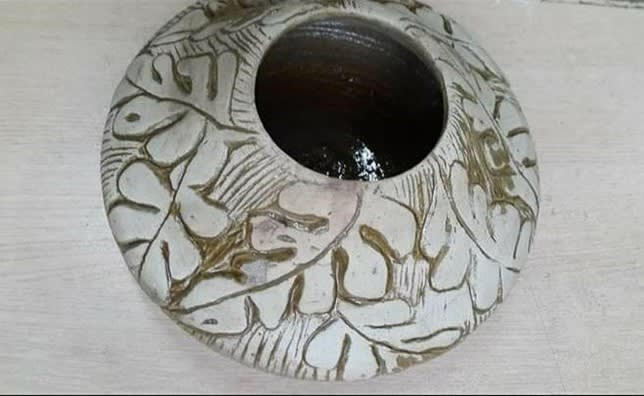 Round Bowl with Leaf Pattern