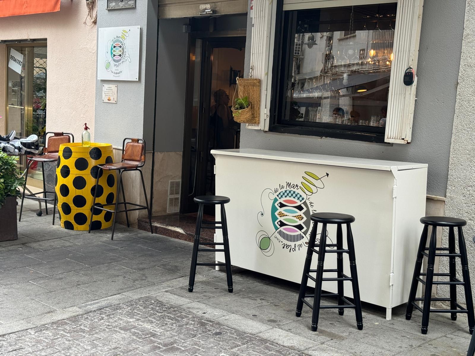 Restaurant from outside picture