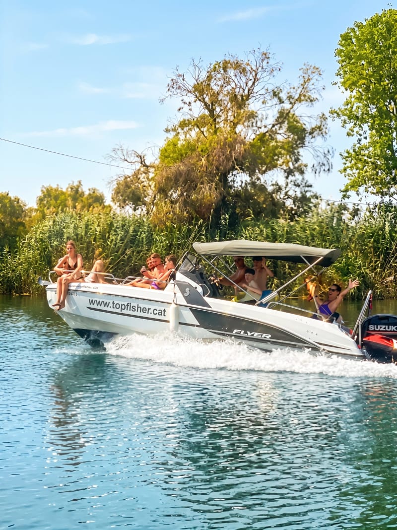Grupo en excursión náutica junto a calas rocosas