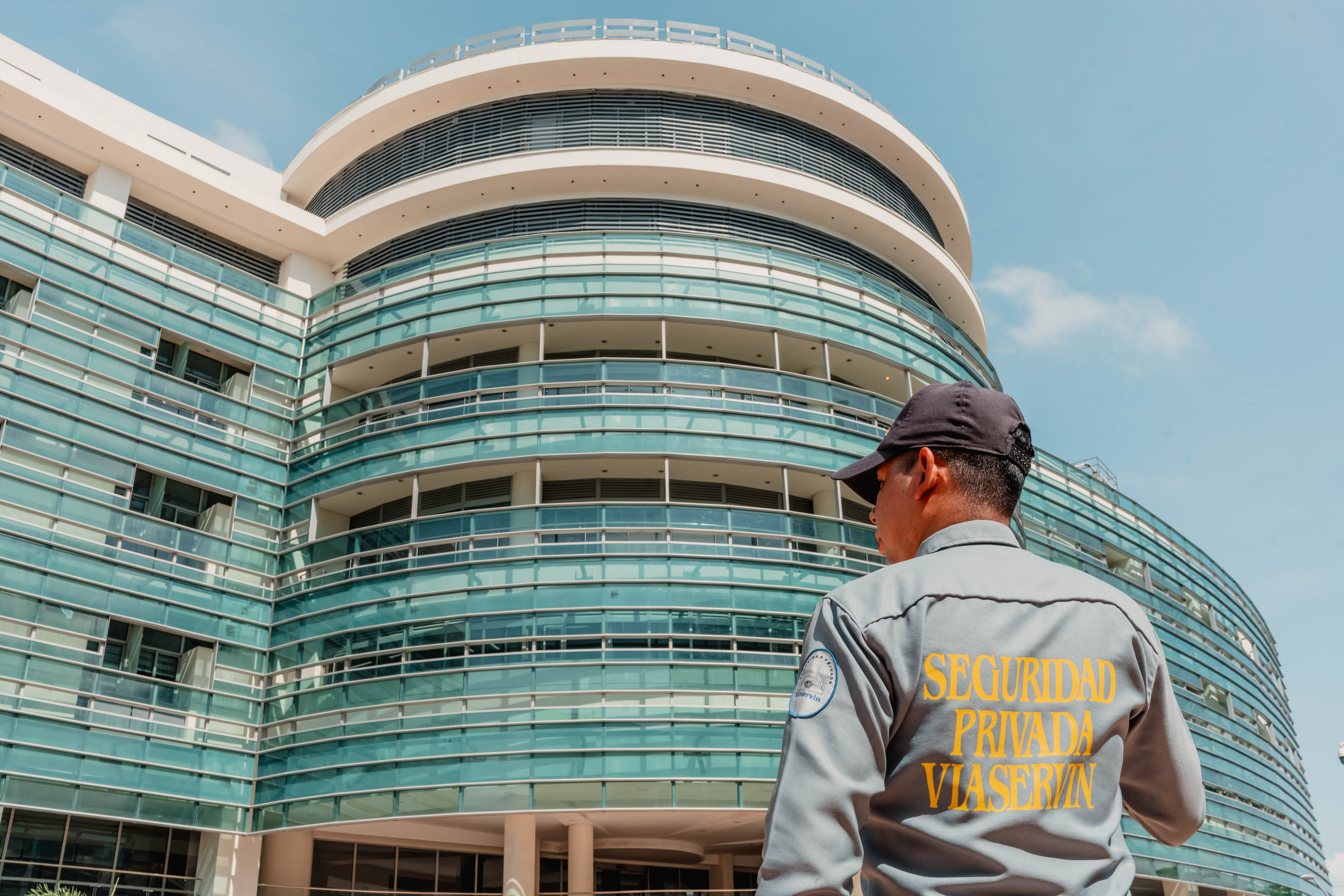 Viaservin-Private-Security-Surveillance-Barranquilla-banner-home-1-security-guard-portoazul-clinic