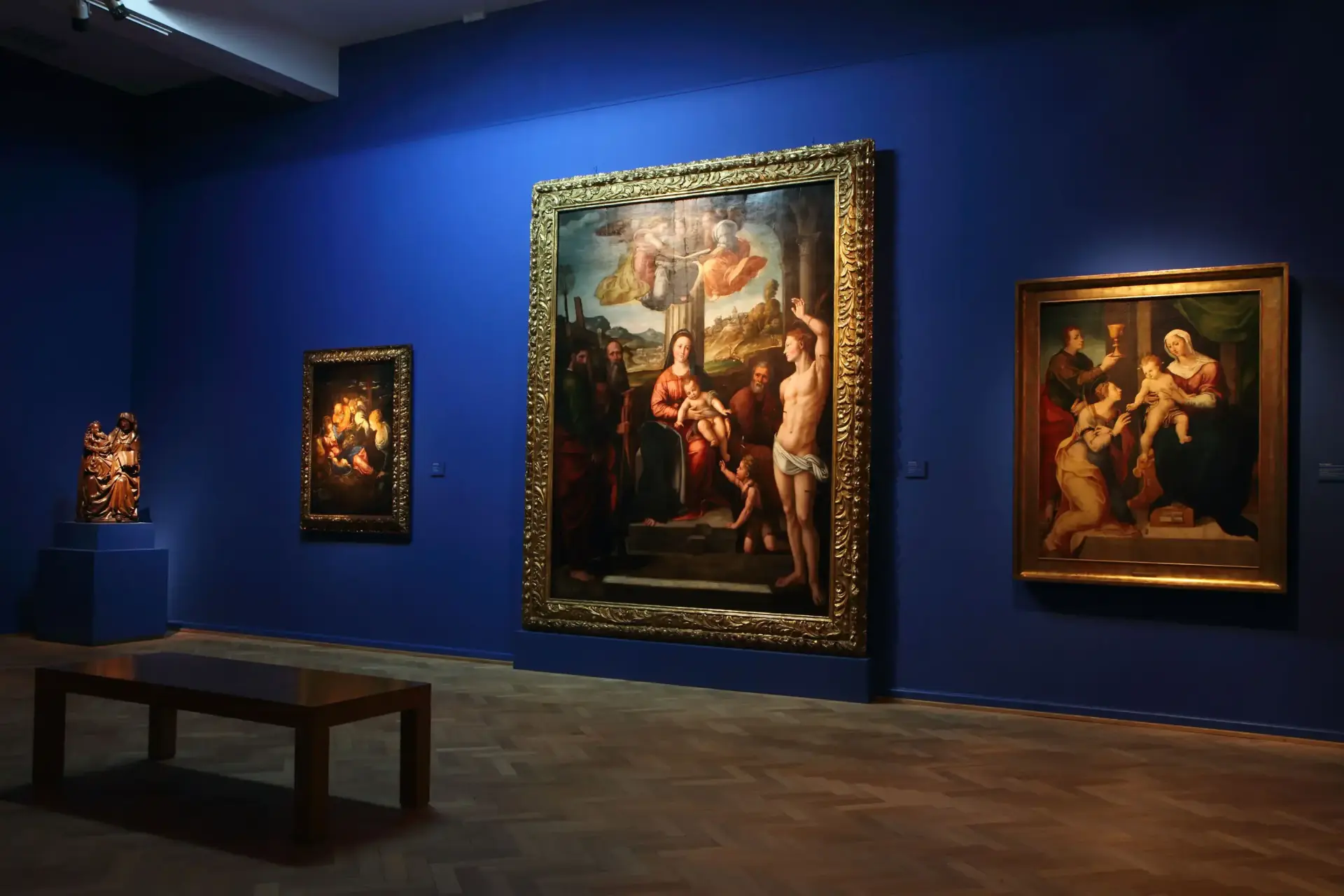 Header image representing a museum full of paintings