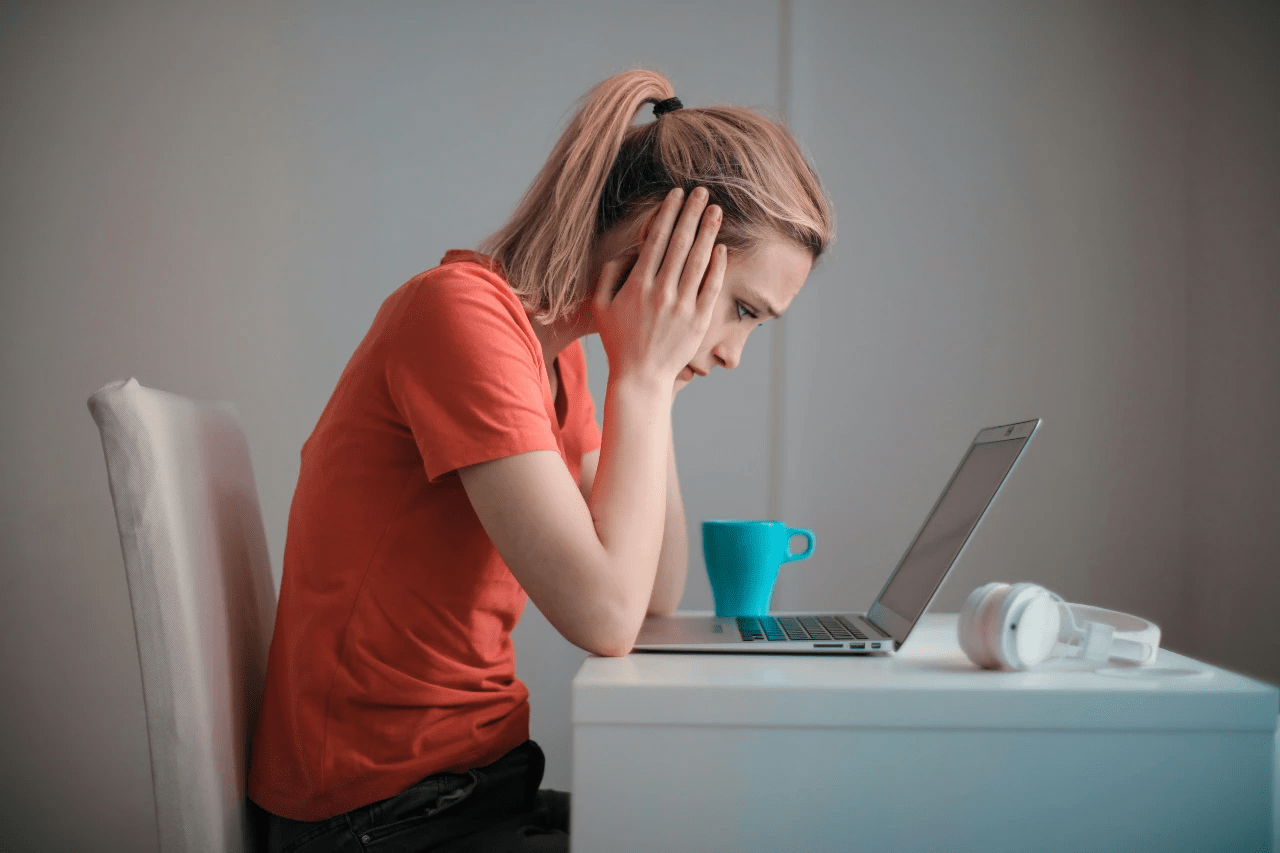 Persona sintiéndose aliviada después de resolver sus dudas de seguros